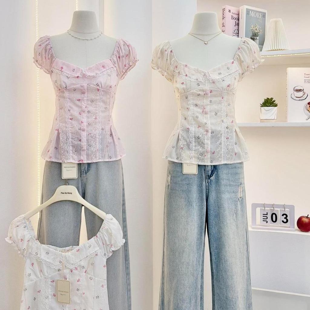 KN.Clothes เสื้อแขนตุ๊กตา แต่งคอปกขอบลูกไม้หน้าอก กระดุมปั้มลายสก๊อต ทรงเข้ารูป เย็บจีบช่วงตัว Pee Ka nong