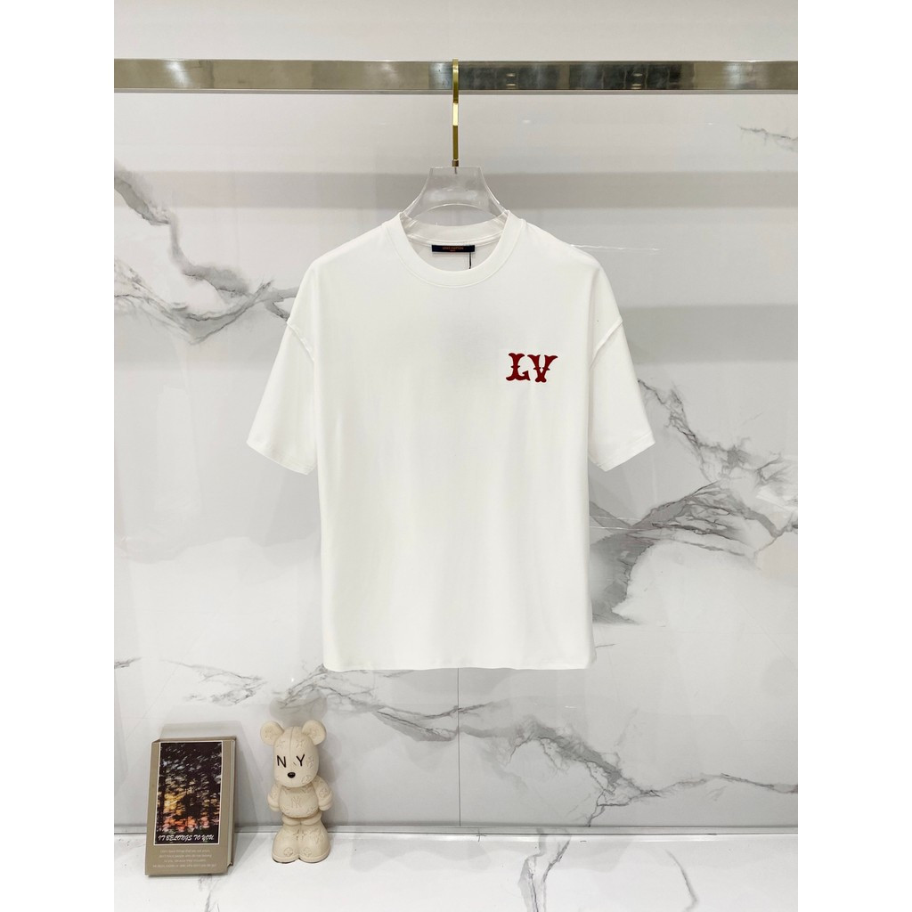 2026/Lv tee ผู้ชายผู้หญิงเสื้อยืดพิมพ์แขนสั้นคู่เสื้อยืดธุรกิจเสื้อยืดผู้ชาย Top Hip-Hop VXV
