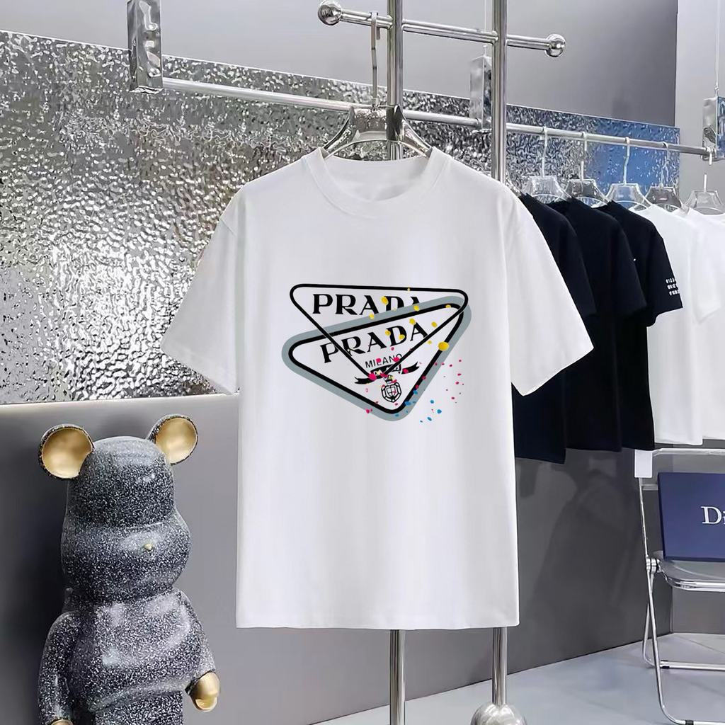 Prada/Prada/2026 คลาสสิกรอบคอแขนสั้นเสื้อยืดผู้ชายผู้หญิงสไตล์ใหม่เสื้อสวมหัว Niche อินเทรนด์สบายๆรอ