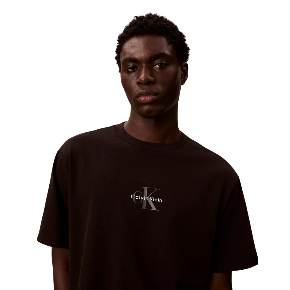 CALVIN KLEIN تيشيرت رجالي Monologo 90s ‏Relaxed — أسود