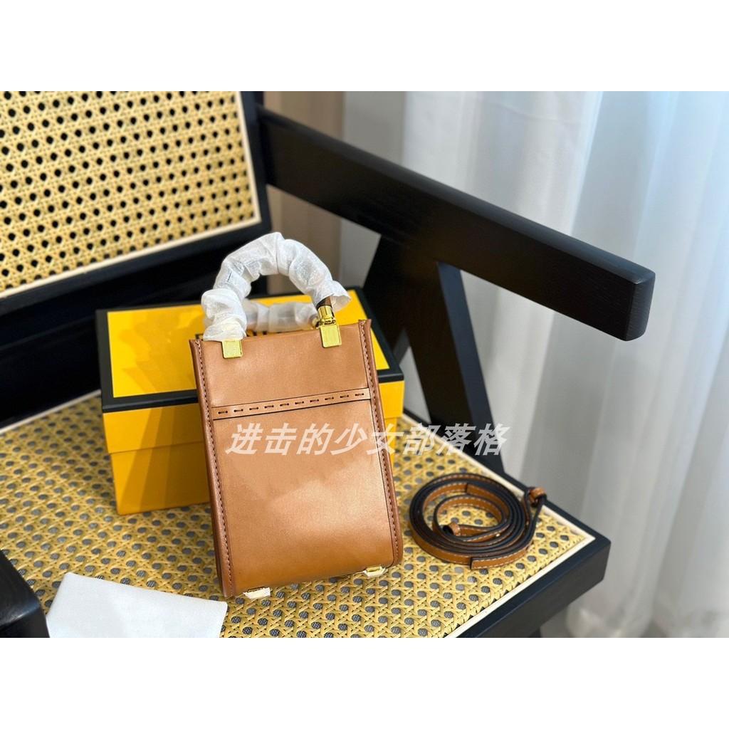 กระเป๋า Tote สไตล์ใหม่ปี 2023 แบบถือและสะพาย messenger ขนาดเล็ก สี sunshine score สำหรับผู้หญิง