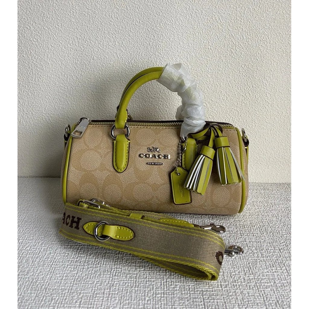 กระเป๋าบุคคลลิซี แบบเรโทรสำหรับมหาวิทยาลัย จากCoach ขนาด 19x11x10 นิ้ว สีใหม่ CK689