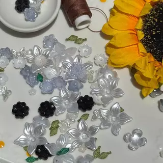 ลูกปัดดอกไม้ อะคริลิค คละโทนสีสดใส 20 กรัม สำหรับงาน DIY