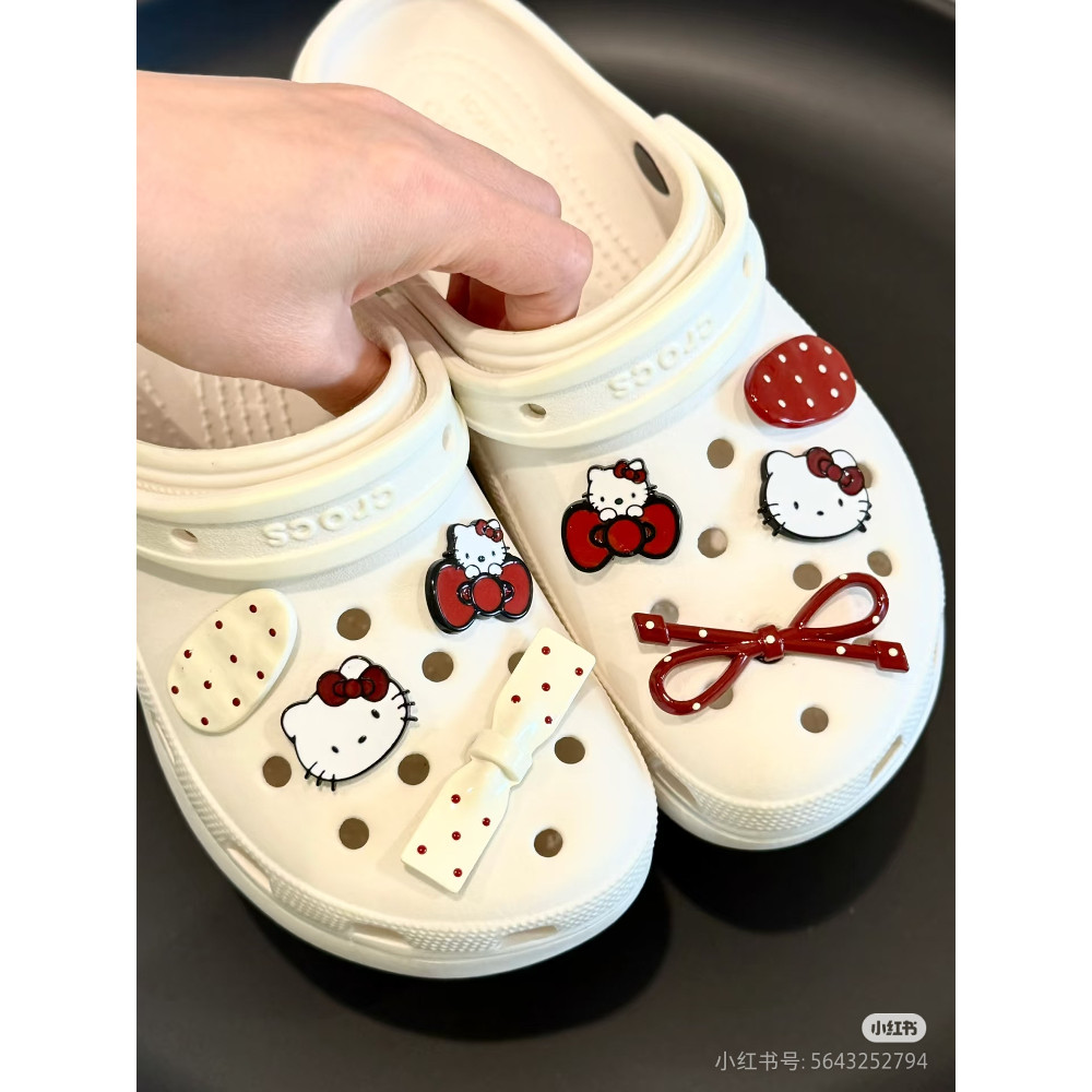 jibbitz croc jibz สีดําสีขาวสีแดงRetroน่ารักKittyหลุมรองเท้ารองเท้าดอกไม้อุปกรณ์เสริมCrocsรองเท้าหัว