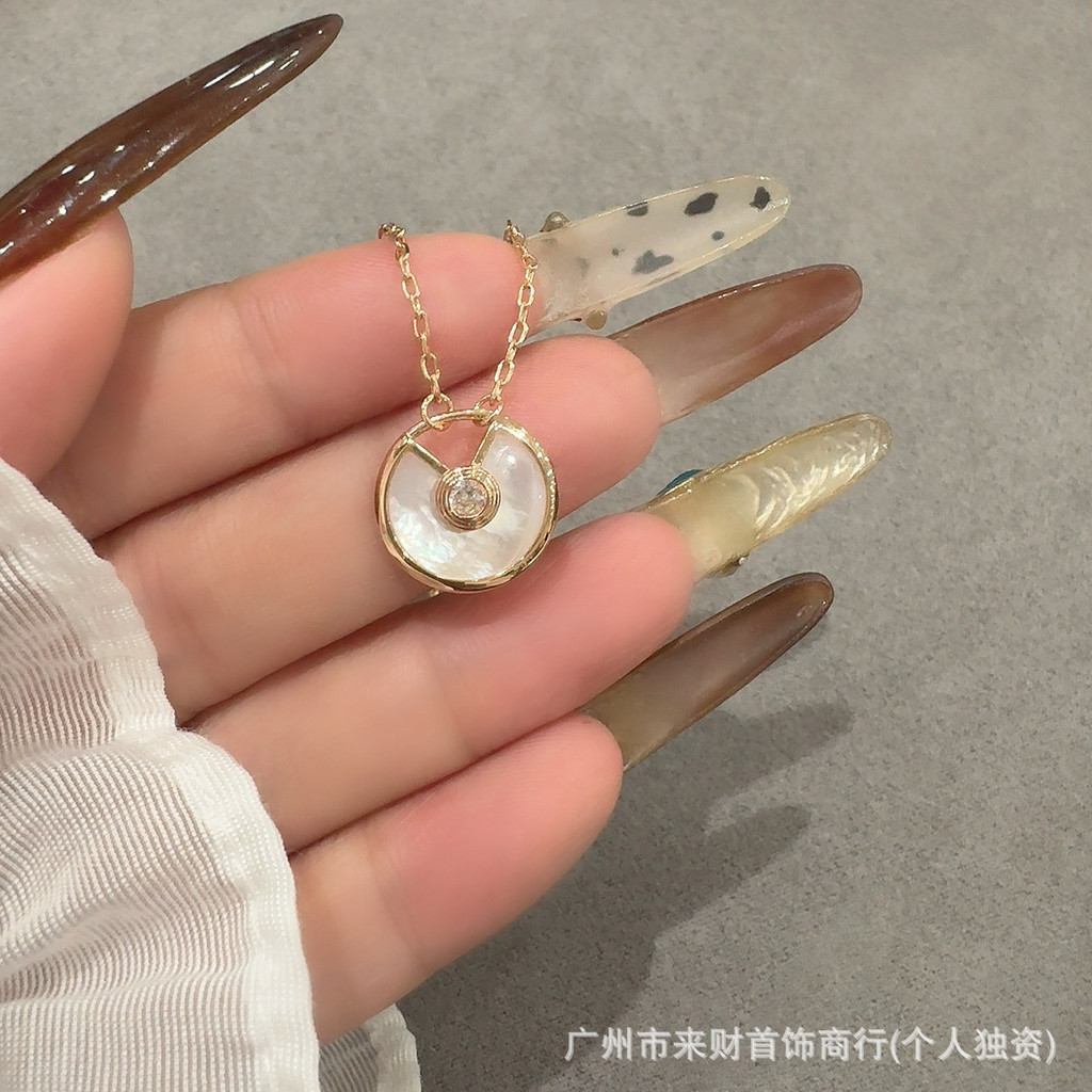 แฟชั่นหรูหรา 18K สร้อยคอ Rose Gold สีขาวสีแดงสีเขียว Fritillary Carnelian High-End Clavicle Chain