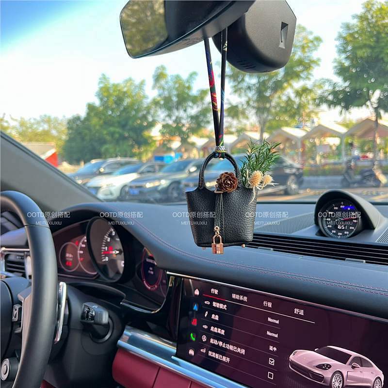 Car Aromatherapy Pendant Car Perfume Car Interior Fragrance Decoration Ladies Light Perfume Advanced