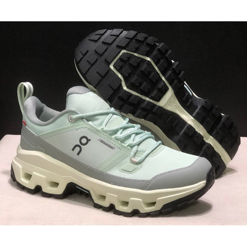 On Cloudrock รองเท้าปีนเขาสําหรับบุรุษและสตรี Low-Top สวมใส่สบาย 9VCC
