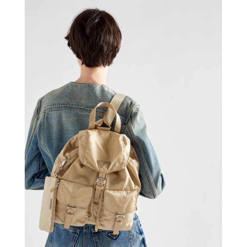 กระเป๋าเป้สะพายหลังทรงกลาง ทำจากไนลอน มีสไตล์แบบทะเลทราย สีเบจ รหัส 1BZ811