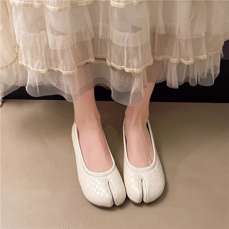 Flat Peas Pig Feet Shoes รองเท้าผู้หญิง 2026 Split Toe Thumb Pig Hoof Boat Shoes รองเท้าตักสีแดง