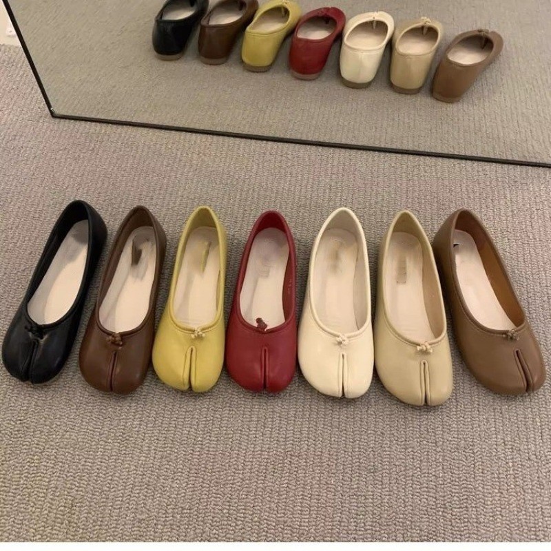 Flat Peas Pig Feet Shoes รองเท้าผู้หญิง 2026 Horseshoe Split Toe Thumb Pig Hoof Boat Shoes Red Scoop