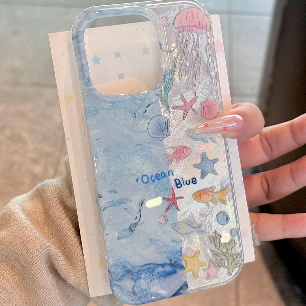 เคสโทรศัพท์พิมพ์ชีวิตทางทะเลน่ารักเข้ากันได้กับ ไอโฟน 17 16 15 14 13 12 11 มือโปร สูงสุด 17 มือโปร สูงสุด เคสใสพับดีบุกฟอยล์เนื้อแผงหลัง, แมงกะพรุน, เปลือก, ปลาขนาดเล็กและการพิมพ์ตัวอักษรสีฟ้ามหาสมุทร, เคสป้องกันโทรศัพท์ป้องกันการชนกันของ ทีพียู แบบนุ่มกั