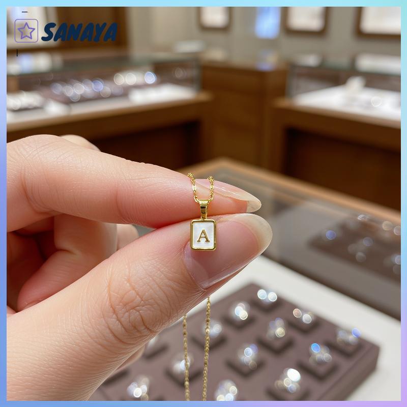 Dwi สร้อยคอเหล็กไทเทเนียมสีทองแวววาวพร้อมจี้ทันสมัยที่มีตัวอักษรภาษาอังกฤษจี้สร้อยคอโซ่
