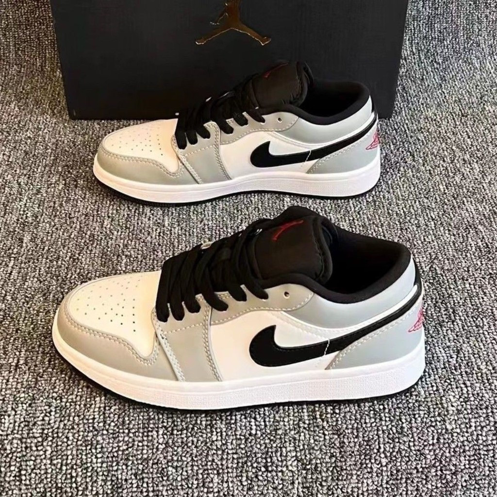 รองเท้าสเก็ตบอร์ดน้ําหนักเบา Low-Top AJ1 All-Match อินเทรนด์ Soot Casual Campus คู่คลาสสิก ins ผู้ชา