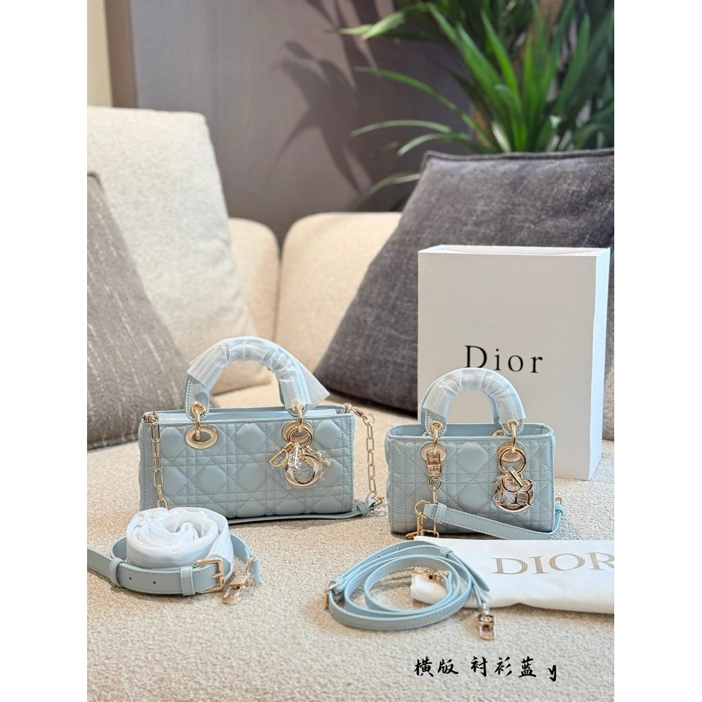 กระเป๋าถือ Lady Dior Series จาก DIOR มีสองรุ่นให้เลือก