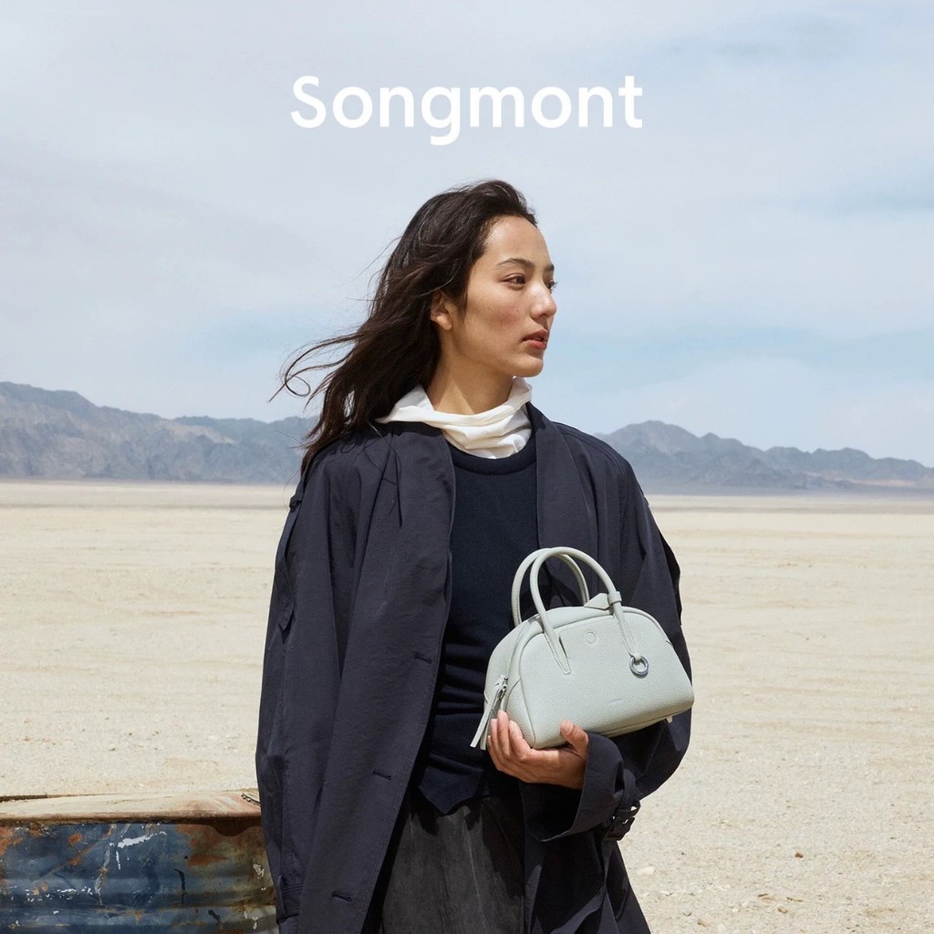 Wenqi Songmont พร้อมพวงกุญแจโบว์ลิ่งขนาดเล็กและกระเป๋าสะพายข้างบอสตัน 10.27