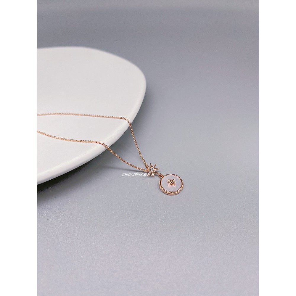 สร้อยคอมากกว่าแค่แฟชั่น: ออกแบบเกล็ดหิมะและโซ่กระดูก, พร้อมคริสตอล Swarovski และพลอย-fiction เพชร