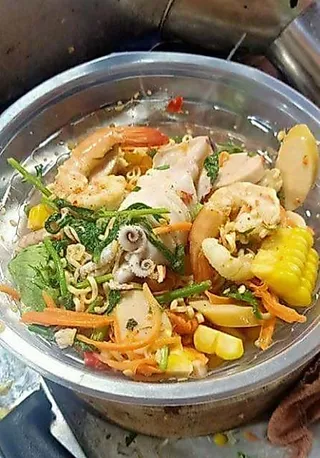 ชามพลาสติกใส(ไม่มีฝา) ขนาดใส่ก๋วยเตี๊ยว ใช้ครั้งเดียว สะดวก สามารถพกพาไปใช้ตอนเดินทางได้ แพคละ50ใบ