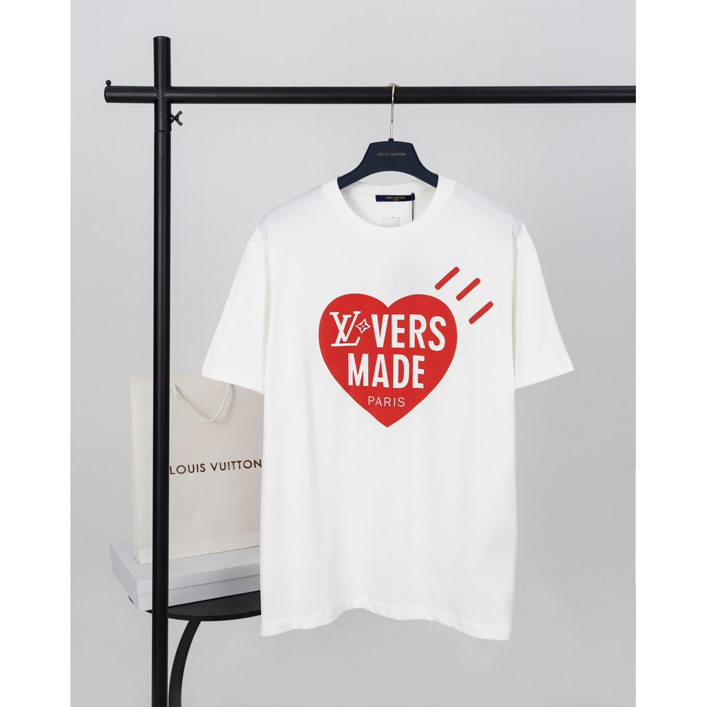 LOUIS VUITTON/LV/2026 คลาสสิกรอบคอแขนสั้นเสื้อยืดผู้ชายผู้หญิงสไตล์ Street Slim-fit Slimmer ดูสบาย B