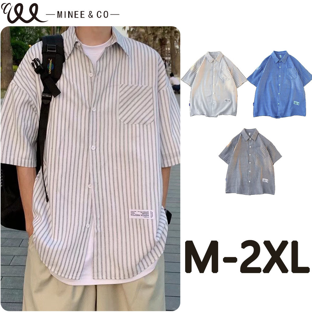 MINEEเสื้อเชิ้ตผู้ชาย Oversize ลายทาง แขนสั้น คอปก ทรงหลวม มีกระเป๋าหน้า เสื้อแฟชั่นเกาหลี ใส่สบาย สีขาว สีเทา สีฟ้า