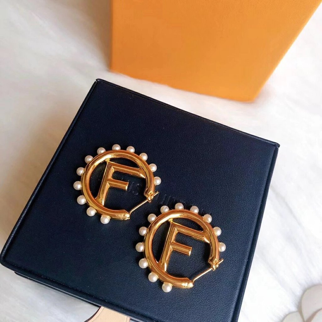 ((รุ่นท็อป) ใหม่สไตล์ Fen Letter ต่างหู Fen ต่างหู Fen ต่างหูมุกแฟชั่น All-Match ต่างหูวัสดุทองเหลือ