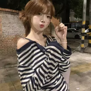 Elly พร้อมส่ง🦄เสื้อยืดแขนยาวเปิดไหล่ลายทาง🦄ดีไซน์เก๋ๆ ทรงหลวม แต่งกระดุมใช้ได้จริง คอวี สไตล์ลำลอง ไปคาเฟ่ น่ารักๆ