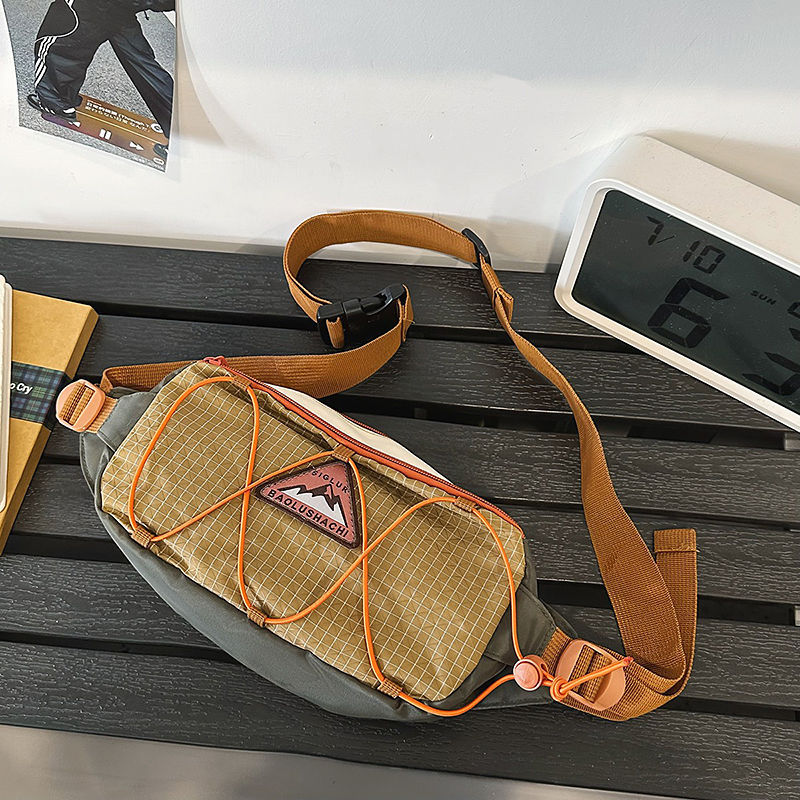 Retro Messenger Bag Casual All-Match กระเป๋าคาดเอวที่ไม่ซ้ํากันกลางแจ้งปีนเขากระเป๋าหน้าอกชาย