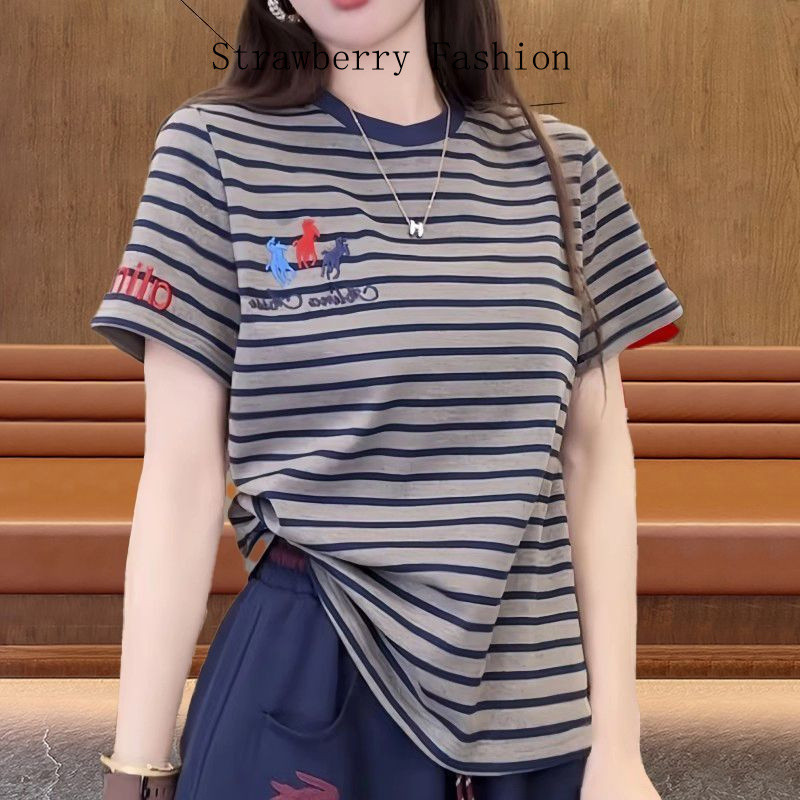 มีสินค้าในสต็อกในประเทศไทย2026เสื้อคอกลมทรงเข้ารูปสไตล์ลำลองสำหรับฤดูร้อน พร้อมลายปักตัวอักษรที่มีสไตล์และแขนสั้นลายทาง