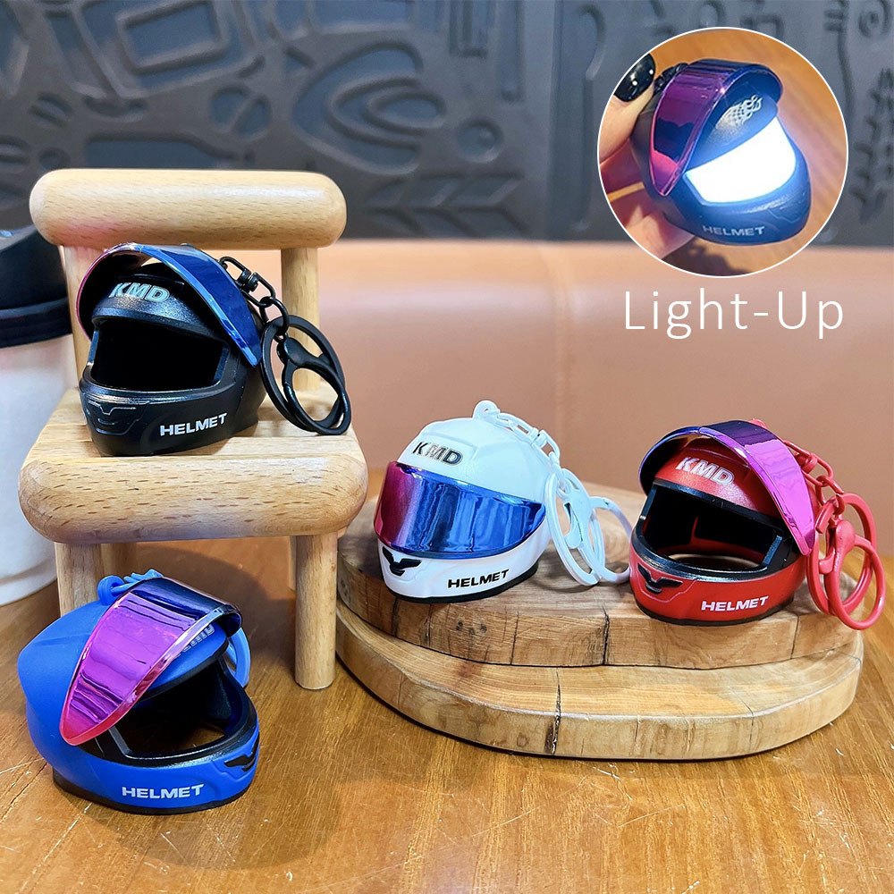 Light Up LED หมวกกันน็อคพวงกุญแจ Mini หมวกกันน็อคกระเป๋าแขวนเครื่องประดับแฟชั่นอุปกรณ์เสริม Surprise Holiday ขนาดเล็กปัจจุบัน