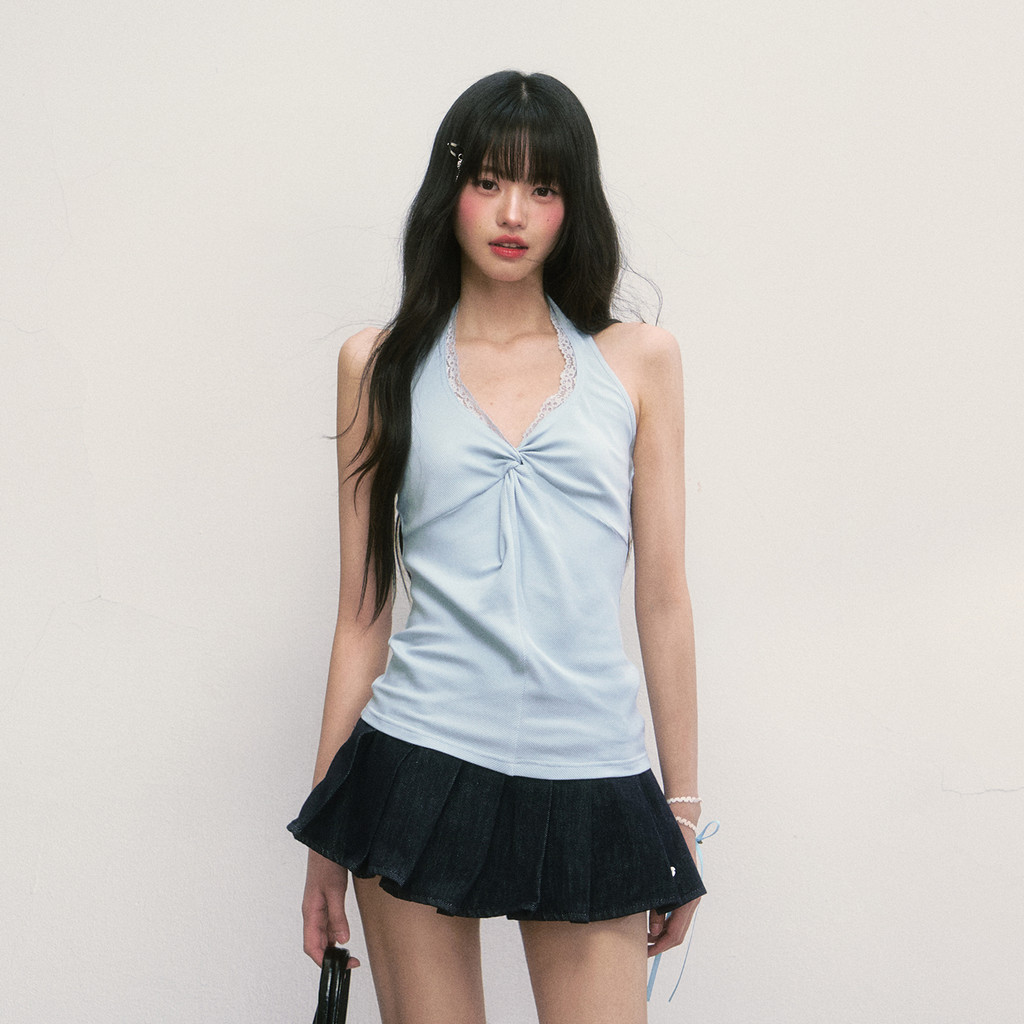 เสื้อกล้ามคล้องคอคอวีสีฟ้าอ่อน ขอบลูกไม้ละเอียด พับม้วนหน้าอก ฝรั่งเศสหรู ใส่ได้หลายลุค Summer66 weekendhub