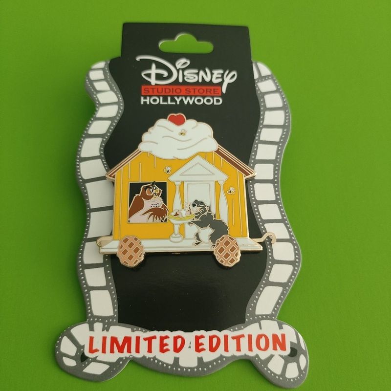 Disney Store Limited Badge Owl and Mouses Wonderful House Uuu9.12