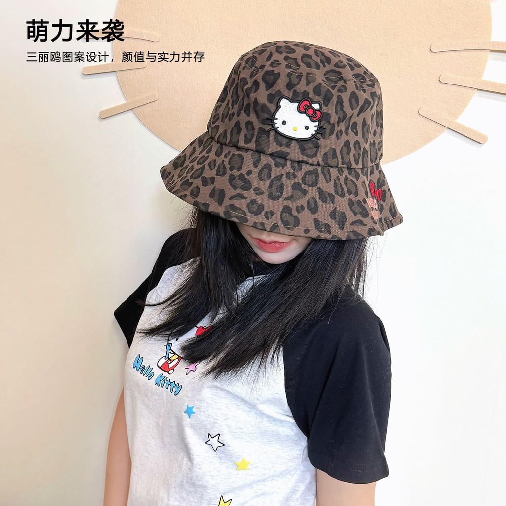 ซานริโอ 2025 สไตล์ใหม่ Hello Kitty หมวกถังหมวกหญิงแสดงใบหน้าหมวกอ่างขนาดเล็กเสือดาวพิมพ์หมวกน่ารัก