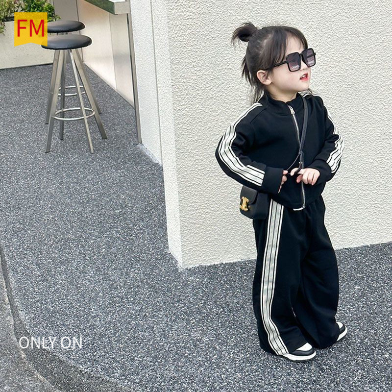 2025สาวสไตล์ใหม่สูทฤดูใบไม้ผลิฤดูใบไม้ร่วงเวอร์ชั่นเกาหลีแฟชั่นสาวทารกฤดูใบไม้ร่วงเสื้อผ้ากีฬาลําลองแขนยาวชุดสองชิ้นเสื้อผ้าเด็ก