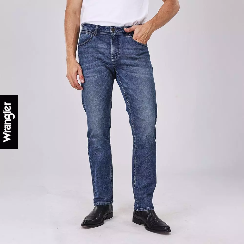 WRANGLER กางเกงยีนส์ผู้ชาย เอวกลาง ทรงตรง รุ่น WR SC26MGREC01 - สียีนส์กลาง