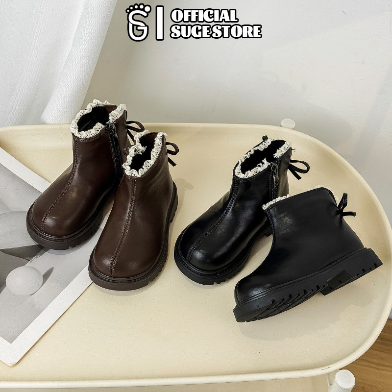 SUGE รองเท้าบูทเด็กผู้หญิงสีดำลูกไม้ พื้นนิ่ม สำหรับน้อง