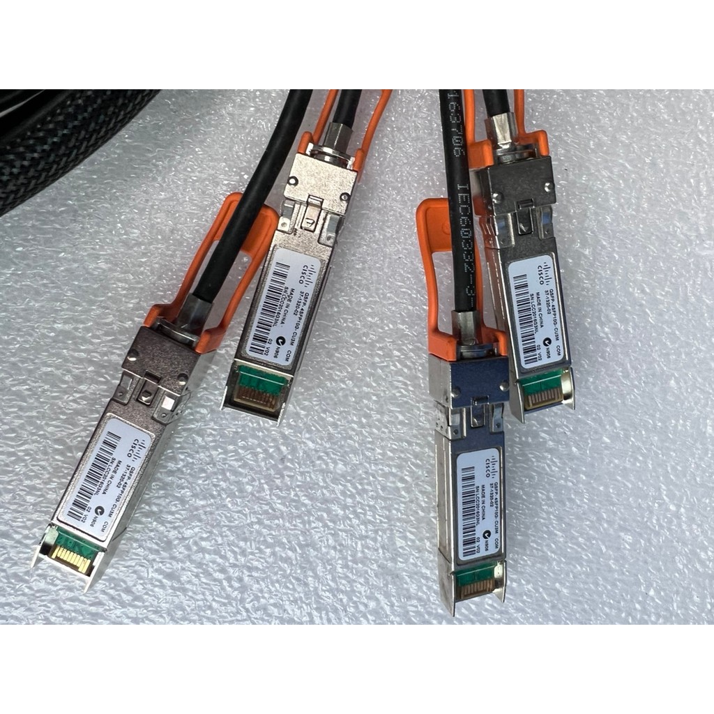 CSFP-40GB QSFP-4SFP10G-CU1m ความยาวต่างๆ 100G ถึง 4x10G สายซ้อน One Point สี่