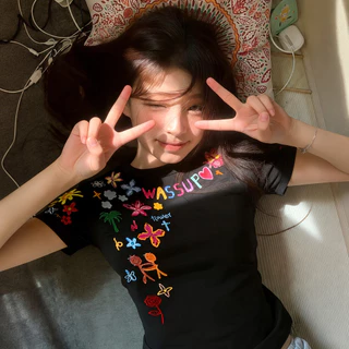 🦋ส่งจากไทย💗 เสื้อยืดแขนสั้นพิมพ์ลายกราฟิตี้ฤดูร้อนสำหรับผู้หญิง เสื้อตัวบนสุดฮอตแฟชั่นสำหรับสาวๆ เหมาะกับการถ่ายรูป