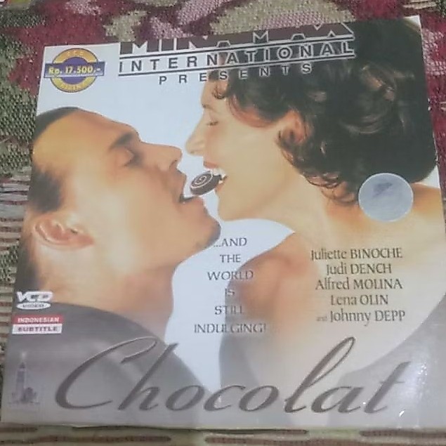VCD ORIGINAL CHOCOLAT FEAT JOHNNY DEPP INDONESIAN TEXT