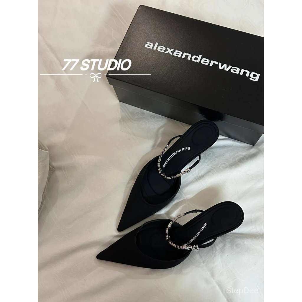 [คุณภาพสูง] Alexander Wang Wang ฤดูใบไม้ผลิฤดูร้อนสไตล์ใหม่ Rhinestone โลโก้ตัวอักษรชี้รองเท้าส้นสูง