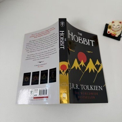 พร้อมส่ง จัดส่งรวดเร็ว Hobbit The Hobbit Tolkien Tolkien Modern Fantasy Novel Readystock0811A