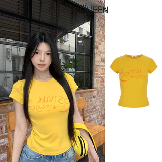 MOSESQUEEN มอสเนสควีน เสื้อยืดแขนสั้นพิมพ์ลายตัวอักษรสีเหลืองสําหรับผู้หญิงในฤดูร้อนมีดีไซน์เข้ารูปเสริมรูปร่างอเนกประสงค์และมีคอกลม #64031
