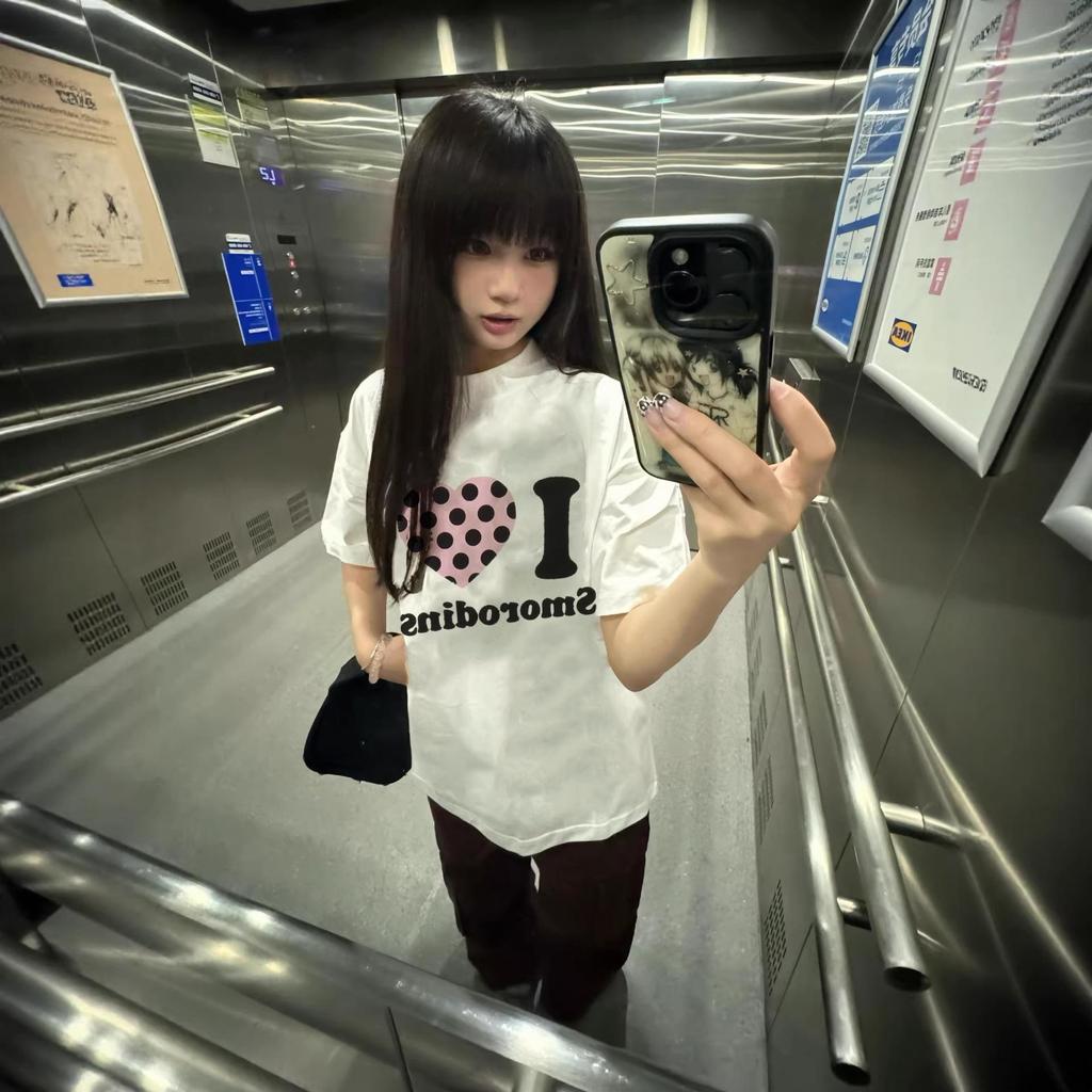 เสื้อยืดแขนสั้นผู้หญิงลายหัวใจโพลก้าชมพู ผสานพิมพ์ตัวอักษรสไตล์Y2K ทรงโอเวอร์ไซซ์คอกลม ผ้าฝ้าย220G นุ่มระบายอากาศได้ดี ไ