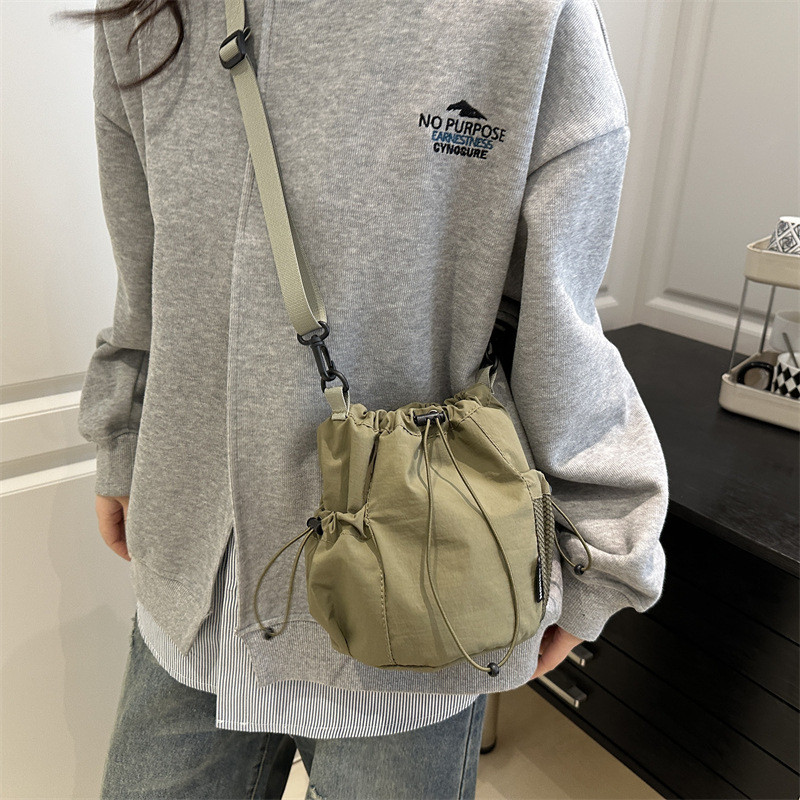 สไตล์ญี่ปุ่น Niche Design Drawstring Bucket Bag กีฬากลางแจ้งแฟชั่น All-Match ไนลอน Cross-Body Bag S3