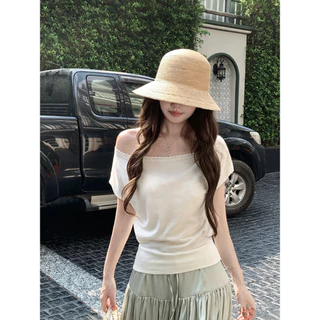 Vogue🌟พร้อมส่ง🌟 เสื้อยืดแขนสั้นไหมพรมเปิดไหล่ ดีเทลขอบลูกไม้สไตล์เกาหลี ดีไซน์อ่อนโยนสง่างาม (932)