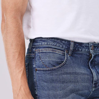 WRANGLER กางเกงยีนส์ผู้ชาย เอวกลาง ทรงตรง รุ่น WR SC26MGREC01 - สียีนส์กลาง
