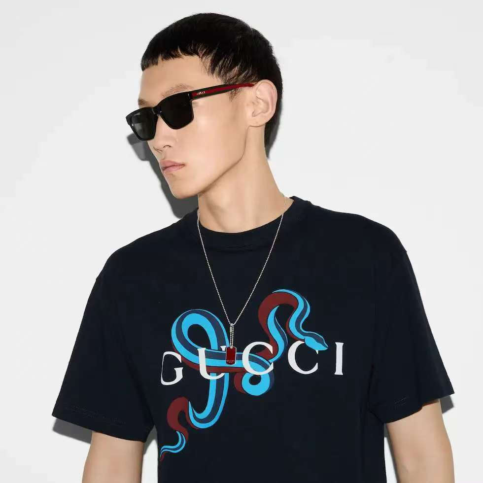 GUCCI/GUCCI/6XL คลาสสิกรอบคอแขนสั้นเสื้อยืดผู้ชายผู้หญิงสไตล์ขนาดใหญ่อินเทรนด์ Slim-fit Slimmer ดูสบ