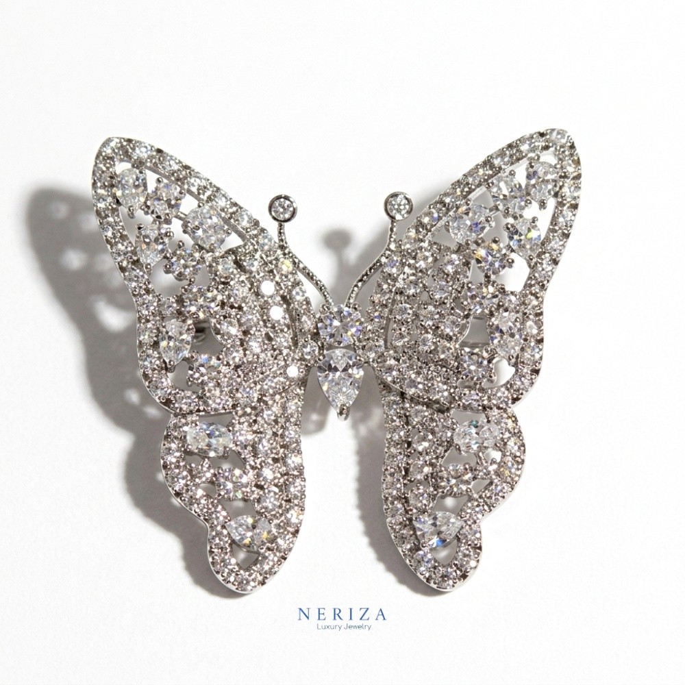 Neriza Jewelry เข็มกลัดผีเสื้อประดับเพชรเกรดพรีเมี่ยม ประกายไฟเทียบเท่าเพชรแท้ พร้อมกล่อง  NP032