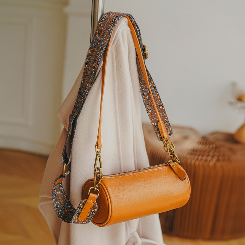 Niche กระเป๋าผู้หญิง 2023 สไตล์ใหม่ Simple Retro Cowhide กระบอก All-Match กว้างสายคล้องไหล่ One-Shou