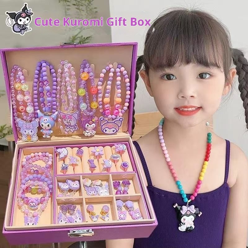 ชุดของขวัญเครื่องประดับน่ารักคุโรมิ | ชุดสร้อยคอ สร้อยข้อมือ แหวน 3 ชิ้นสําหรับเด็กผู้หญิง | คุณสมบัติ ไข่มุกเทียม คันธนู และการออกแบบดาว | เหมาะสําหรับเด็กผู้หญิงอายุ 3–12