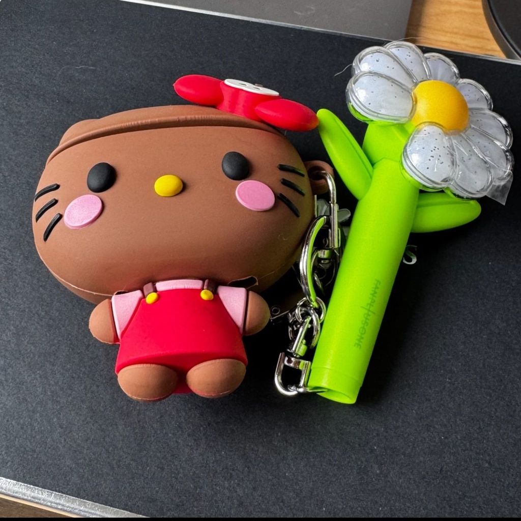 G Kwon Zhilong New Style Daisy Mini Cheer Stick พวงกุญแจจี้อย่างเป็นทางการกาแฟจํากัดสีเขียวเรืองแสงพวงกุญแจสีเขียว [ส่งวันที่ 7 พฤศจิกายน] - รูปที่ 3