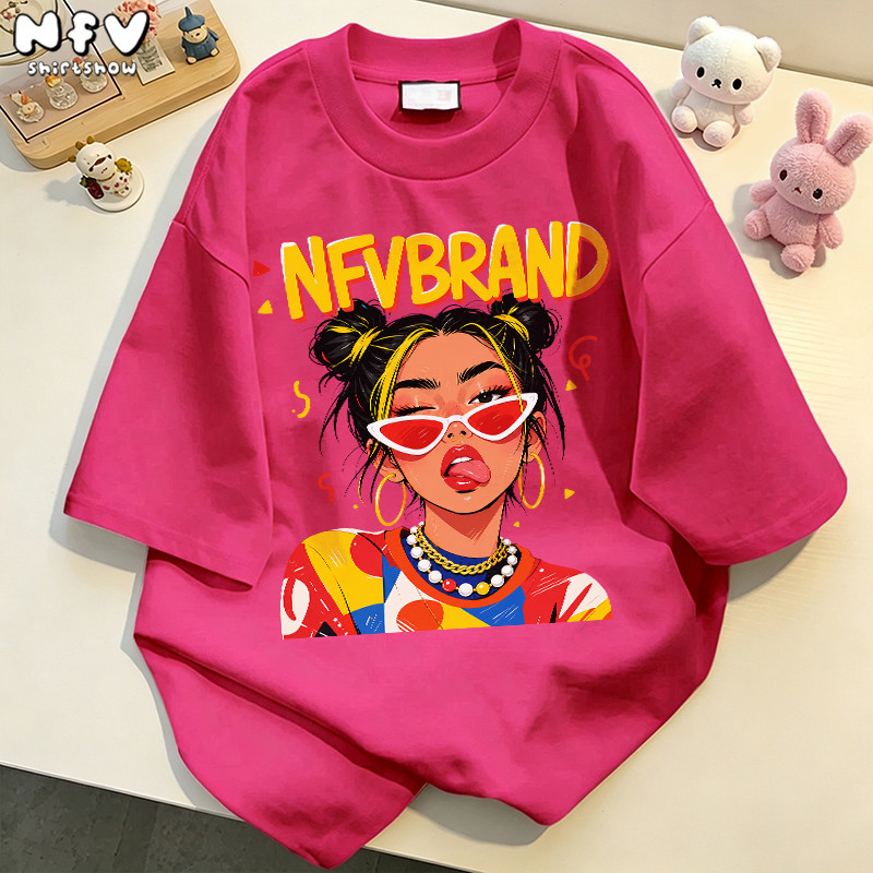 【จัดส่งตลอด 24 ชั่วโมง】 NFV เสื้อยืดคอตตอนแขนสั้น สไตล์oversized ระบายอากาศ ลายสาวการ์ตูนสไตล์เทรนด์ YG22